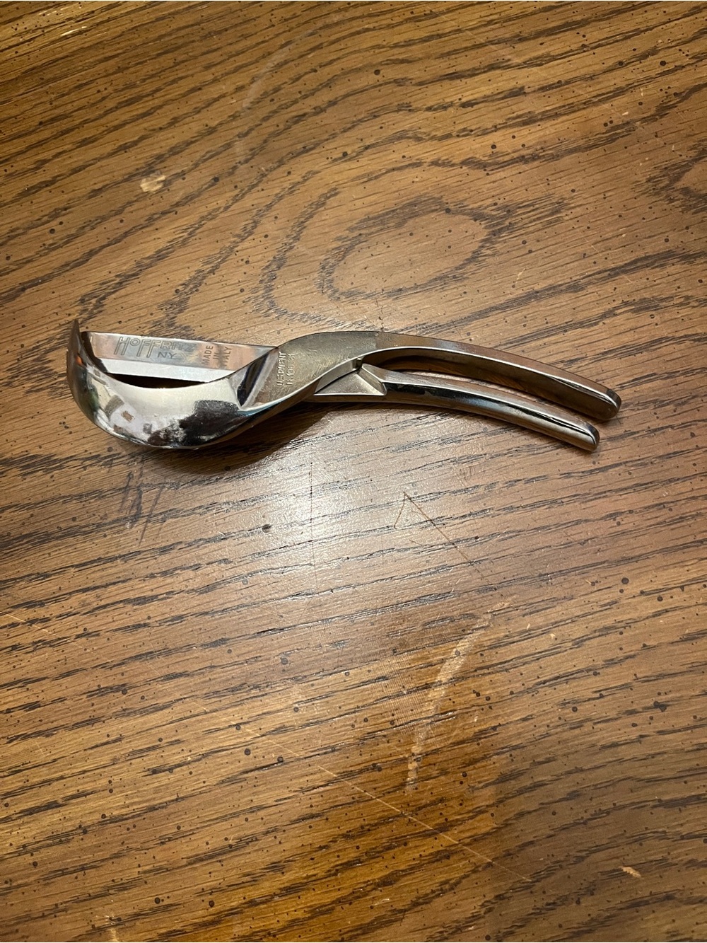 Hoffritz NY Melo clam opener, crafted from stainless steel in Italy